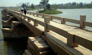 中国现代古代最长的连梁板石桥是